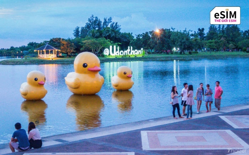 Tôn trọng văn hóa địa phương và chuẩn bị kết nối internet ổn định là bí quyết giúp chuyến du lịch Thái Lan giá rẻ tại Udon Thani luôn suôn sẻ.